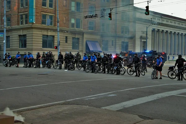 オハイオ州デイトン2020年5月30日警察とSwatの職員は 黒い生活物質の抗議で催涙ガスの雲を通して — ストック写真