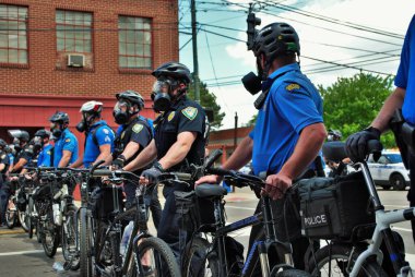 Dayton, Ohio Birleşik Devletleri. 05 / 30 / 2020 Siyahların yaşamını kontrol eden polis memurları protesto ediyor.