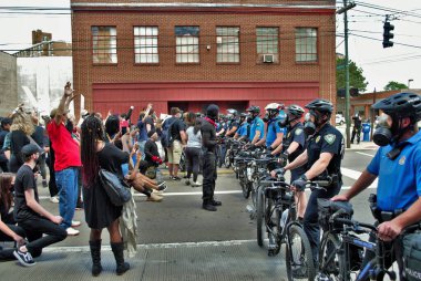 Dayton, Ohio Birleşik Devletleri. 05 / 30 / 2020 Siyahların yaşamını kontrol eden polis memurları protesto ediyor.