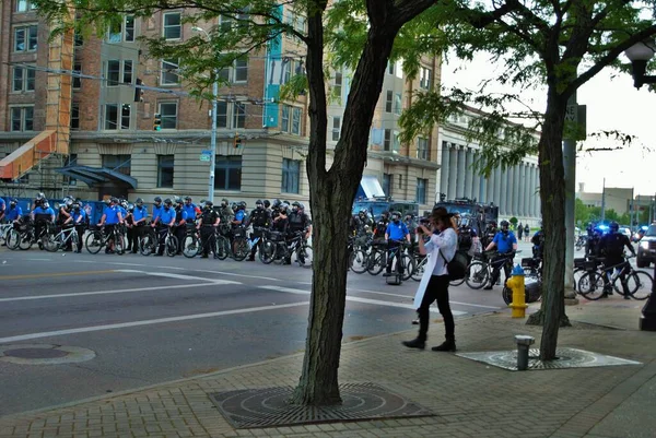 Dayton Ohio Estados Unidos 2020 Policiais Controlando Multidão Uma Vida — Fotografia de Stock