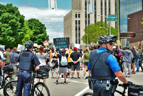 Dayton Ohio Stany Zjednoczone 2020 Policjanci Kontrolujący Tłum Proteście Przeciwko — Zdjęcie stockowe