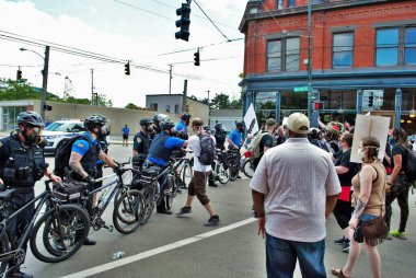 Dayton, Ohio Birleşik Devletleri. 05 / 30 / 2020 Siyahların yaşamını kontrol eden polis memurları protesto ediyor.