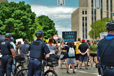 Dayton, Ohio Birleşik Devletleri. 05 / 30 / 2020 Siyahların yaşamını kontrol eden polis memurları protesto ediyor.