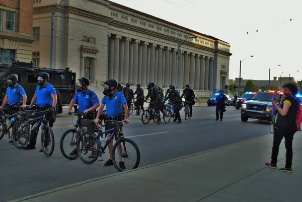 Dayton Ohio Estados Unidos 2020 Policiais Controlando Multidão Uma Vida — Fotografia de Stock