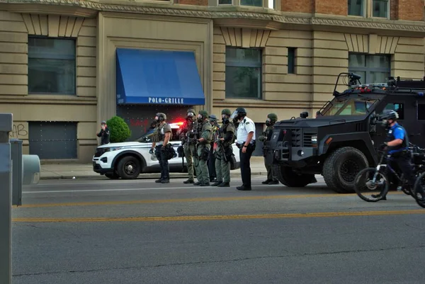 Dayton Ohio Estados Unidos 2020 Policiais Controlando Multidão Uma Vida — Fotografia de Stock