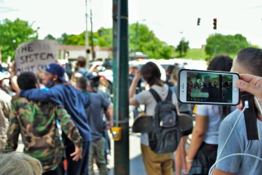 Dayton, Ohio, Amerika Birleşik Devletleri 05 / 30 / 2020 Medya röportajı ve canlı yayındaki protestocular siyah hayatları ilgilendiren bir mitingde