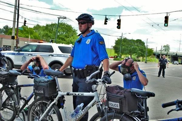 Dayton Ohio United States 2020 Police Officers Putting Gas Masks — Stock Photo, Image