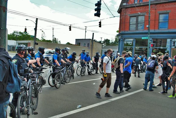 Dayton Ohio Verenigde Staten 2020 Politieagenten Zetten Gasmaskers Pepperspray Traangas — Stockfoto