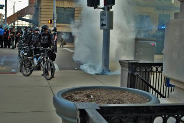 Dayton, Ohio Birleşik Devletleri 05 / 30 / 2020 Polis ve SWAT memurları bir siyah yaşamındaki göz yaşartıcı gaz bulutunun içinden protesto eylemi