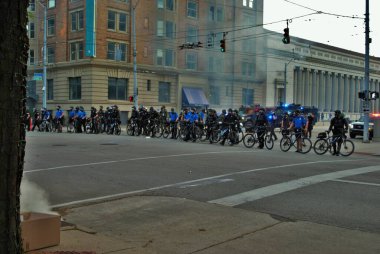 Dayton, Ohio Birleşik Devletleri 05 / 30 / 2020 Polis ve SWAT memurları bir siyah yaşamındaki göz yaşartıcı gaz bulutunun içinden protesto eylemi