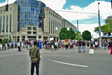 Dayton, Ohio Birleşik Devletleri. 05 / 30 / 2020 Siyahların yaşamını kontrol eden polis memurları protesto ediyor.