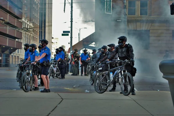 美国俄亥俄州代顿2020年3月5日 美国警察和特警在一片催泪瓦斯的笼罩下抗议黑人的生活 — 图库照片