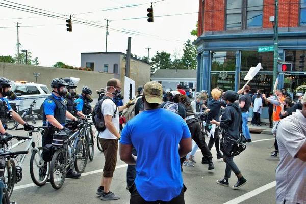 Dayton Ohio Egyesült Államok 2020 Rendőrtisztek Ellenőrzése Tömeg Egy Fekete — Stock Fotó