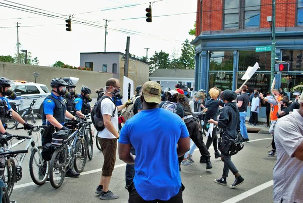 Dayton Ohio Vereinigte Staaten 2020 Polizeibeamte Kontrollieren Die Menge Bei — Stockfoto