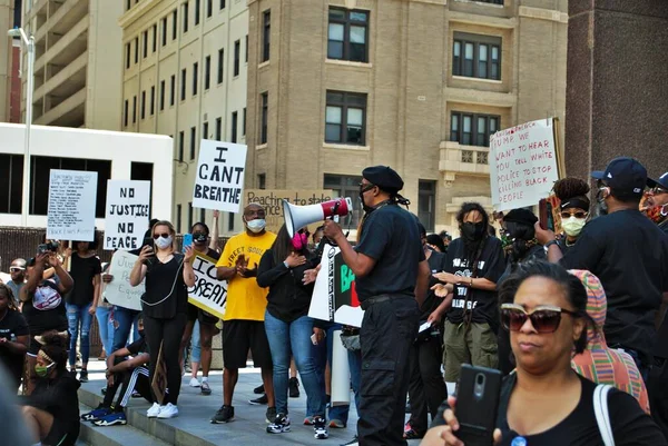 美国俄亥俄州代顿2020年3月5日 一名黑人生活问题集会的抗议者举着标志和面具沿街游行 — 图库照片