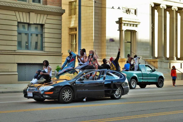 Dayton Ohio Stany Zjednoczone 2020 Protestujący Samochodowi Surfujący Wiecu Protestacyjnym — Zdjęcie stockowe