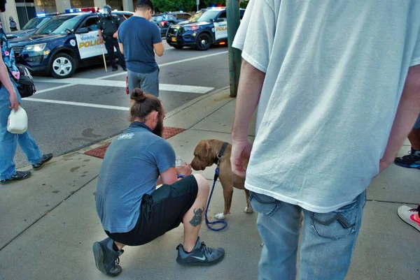 Dayton Ohio Stany Zjednoczone 2020 Protestujący Jego Pies Wiecu Sprawie — Zdjęcie stockowe