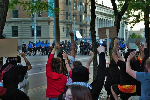 Dayton Ohio Stany Zjednoczone 2020 Policjanci Kontrolujący Tłum Proteście Przeciwko — Zdjęcie stockowe