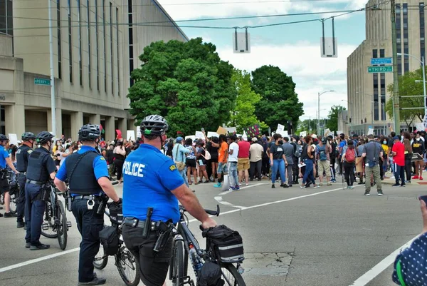 Dayton Ohio United States 2020 Police Officers Controlling Crowd Black — стоковое фото