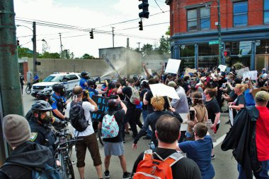 Dayton, Ohio Birleşik Devletleri 05 / 30 / 2020 Polis ve SWAT memurları siyahların yaşamlarını protesto eden kalabalığa biber gazı sıktılar