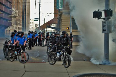 Dayton, Ohio Birleşik Devletleri 05 / 30 / 2020 Polis memurları siyahların yaşamlarını protesto etmek için kalabalığa biber gazı ve göz yaşartıcı gaz sıkıyor