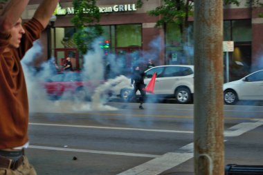 Dayton, Ohio Birleşik Devletleri 05 / 30 / 2020 Polis memurları siyahların yaşamlarını protesto etmek için kalabalığa biber gazı ve göz yaşartıcı gaz sıkıyor