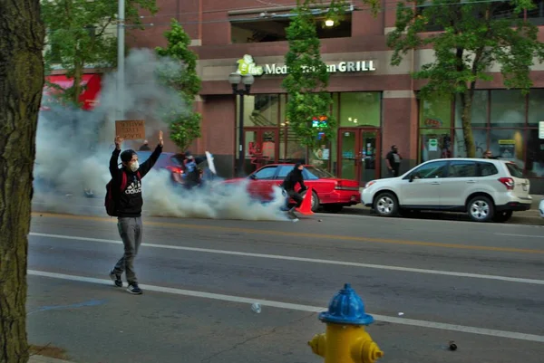 데이튼 오하이오 2020 문제에 항의로 스프레이와 최루탄을 — 스톡 사진