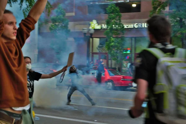 Dayton Ohio États Unis 2020 Des Policiers Déploient Gaz Lacrymogène — Photo