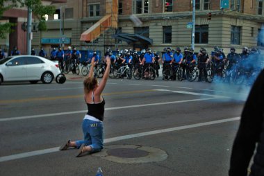 Dayton, Ohio Birleşik Devletleri 05 / 30 / 2020 Polis memurları siyahların yaşamlarını protesto etmek için kalabalığa biber gazı ve göz yaşartıcı gaz sıkıyor