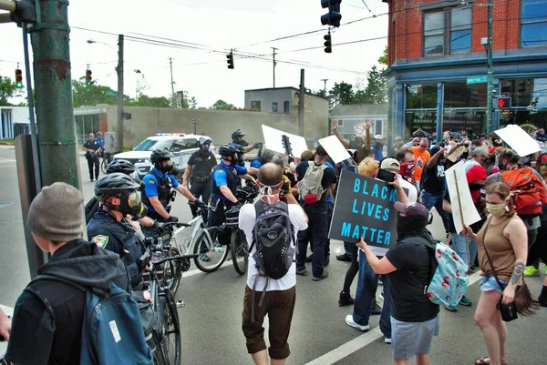 Dayton Ohio Estados Unidos 2020 Agentes Policía Desplegando Gas Pimienta —  Fotos de Stock