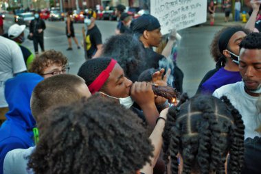 Dayton, Ohio, ABD 05 / 30 / 2020 Siyahi yaşamlarda protestocular, mitinglerde sigara ve sigara içiyorlar.