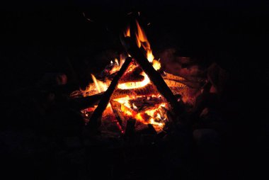 Ateş çukurunda yanan bir kamp ateşi.