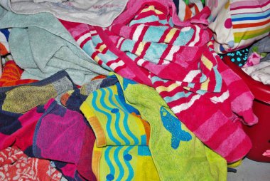 Bodrum katındaki çamaşır odasında yıkanması gereken bir yığın kirli havlu.