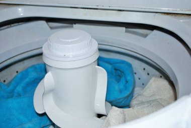 Çamaşır makinesinde bir sürü kirli havlu.