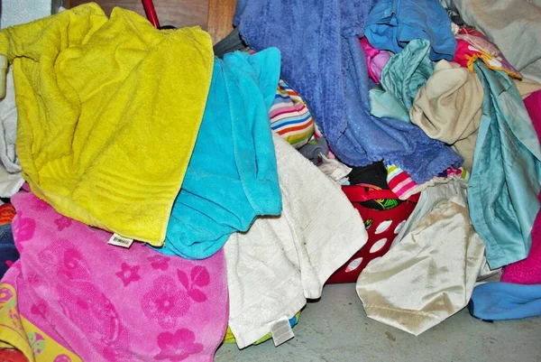 Montón Toallas Sucias Que Necesitan Lavarse Lavadero Del Sótano — Foto de Stock
