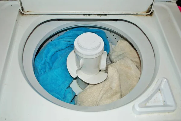 Lading Vuile Handdoeken Een Wasmachine — Stockfoto