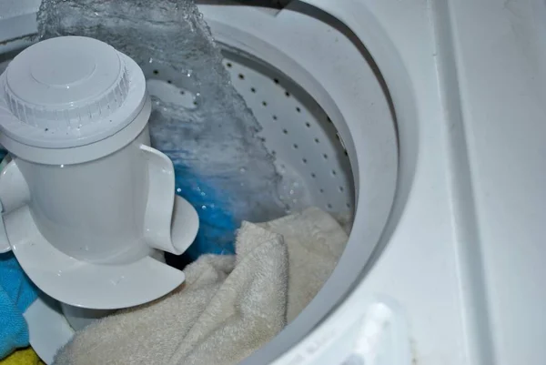 Ladung Schmutzige Handtücher Einer Mit Wasser Gefüllten Waschmaschine — Stockfoto