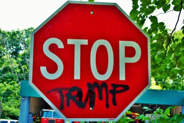 Dur levhasında Trump yazıyor. Koz