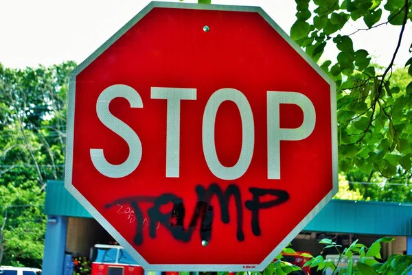 Dur levhasında Trump yazıyor. Koz
