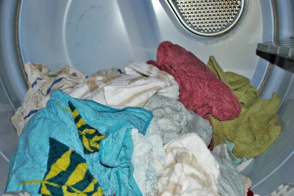 Φόρτωση Των Υγρών Πετσετών Πηγαίνει Στο Στεγνωτήριο Την Ημέρα Πλυντηρίου — Φωτογραφία Αρχείου