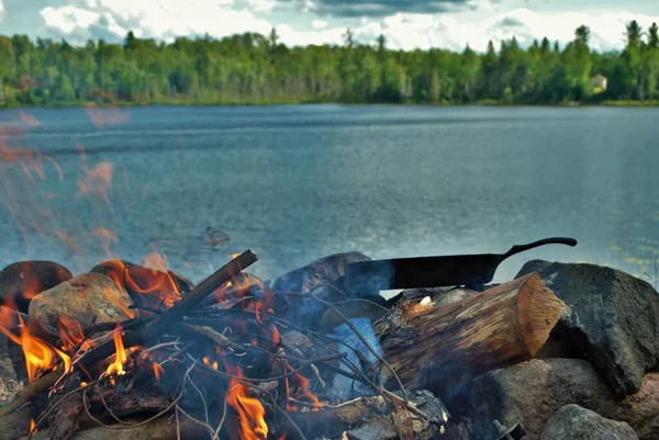 Cooking Cast Iron Skillet Camp Fire Next Lake — Stock Photo, Image