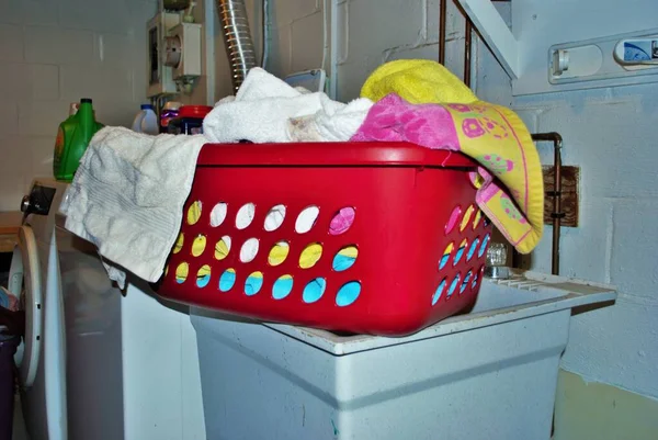 Basket Full Dirty Towels Need Washed Basement Laundry Room — Stock Photo, Image
