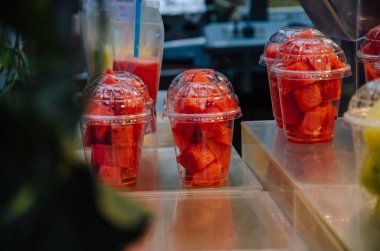 Plastik bardakta dilimlenmiş karpuz parçaları