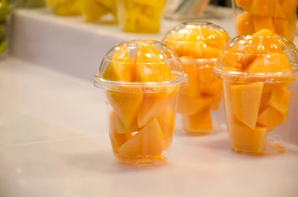 Sliced Pieces Mango Plastic Cups — Stock Photo, Image