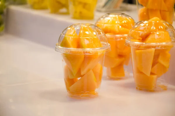 Plastik bardak içinde mango dilimlenmiş parçalar