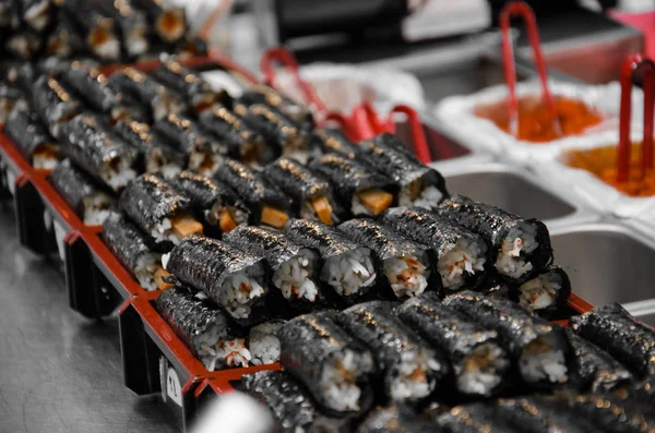 Kimbap metal masada. Sokak yemekleri. Kore suşi rulo
