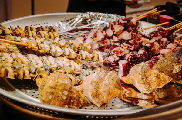 Şişlerde farklı et türleri. Güney Kore'de sokak yemekleri