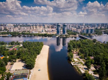 Kiev 'de hava aracı görüntüsü. Nehir, sahil ve bulutlu gökyüzü