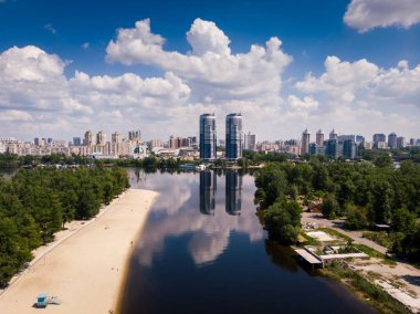 Kiev 'deki gökdelenlerin hava görüntüsü. Doğa arkaplanı