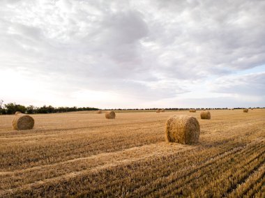 Bulutlu gökyüzü ile saman yığını